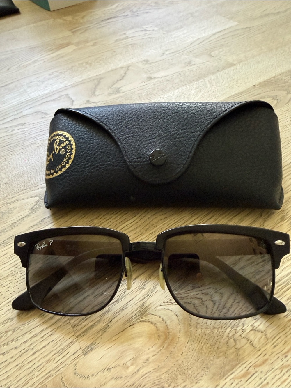 Ray-Ban Black Frame Sunglasses with Brown Gradient Lenses and Black Case